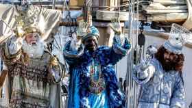 Los tres Reyes Magos iniciando la tradicional cabalgata en Barcelona / EP