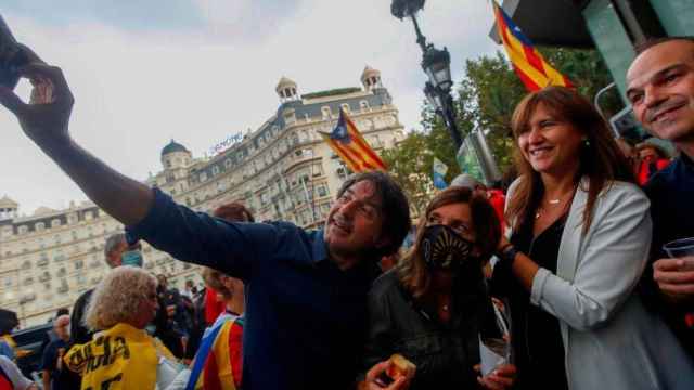 El diputado Francesc De Dalmases, la presidenta del Parlament, Laura Borrás, y el exconsejero de Presidencia, Jordi Turull (JxCat), en una manifestación convocada por la ANC por el 1-O / Marta Pérez (EFE)