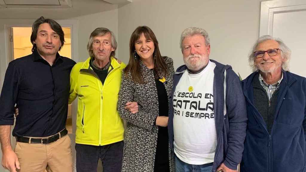 Carles Furriols (de amarillo) y Jaume Sastre (com camiseta blanca), junto a la presidenta del Parlament Laura Borràs y el diputado Francesc de Dalmases, ambos de JxCat / @LauraBorras (TWITTER)