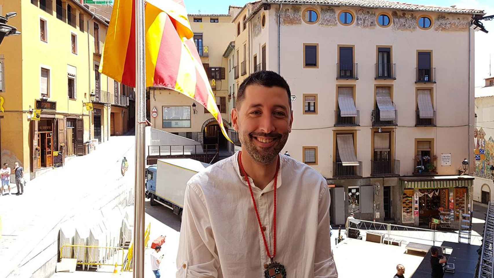 El alcalde de Berga, Ivan Sànchez (CUP), desde el balcón del ayuntamiento en una imagen de archivo / AJUNTAMENT DE BERGA