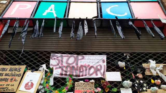 Fachada de la fábrica Germans Climent de Sants, donde un privado quiere abrir un tanatorio / MA