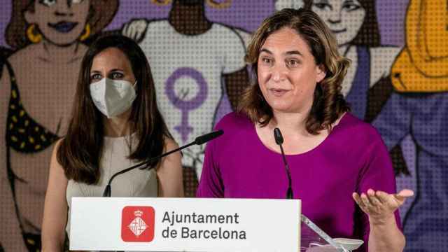 La alcaldesa de Barcelona, Ada Colau (d), junto a la ministra de Derechos Sociales y Agenda 2030 y líder de Podemos, Ione Belarra / AJ BARCELONA