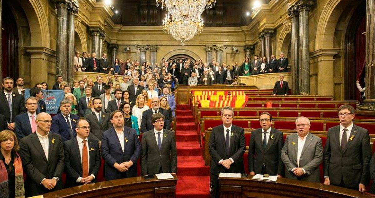 El Govern de Carles Puigdemont y los exconsejeros presos tras la aprobación de la DUI en el Parlament / EFE