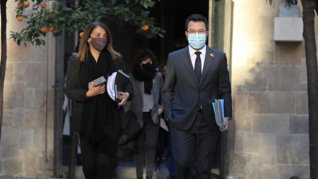 La portavoz del Govern, Meritxell Budó, junto al presidente en funciones, Pere Aragonès / JORDI BEDMAR