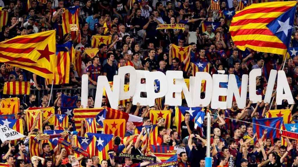 Independentistas en el graderío del Camp Nou, el estadio del FC Barcelona / EFE