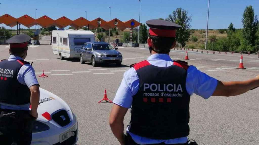 Agentes de Mossos d'Esquadra durante un control de movilidad en el Segrià, Lleida / MOSSOS