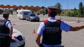 Agentes de Mossos d'Esquadra durante un control de movilidad en el Segrià, Lleida / MOSSOS