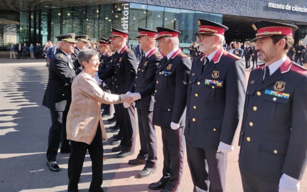 La delegada del Gobierno en Cataluña, Teresa Cunillera, saluda a comisarios de los Mossos d'Esquadra en un acto en Barcelona / EUROPA PRES