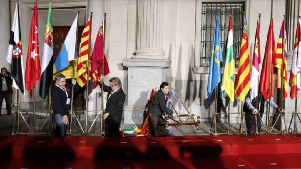 Bandera de cada autonomía en la puerta del Senado / EFE