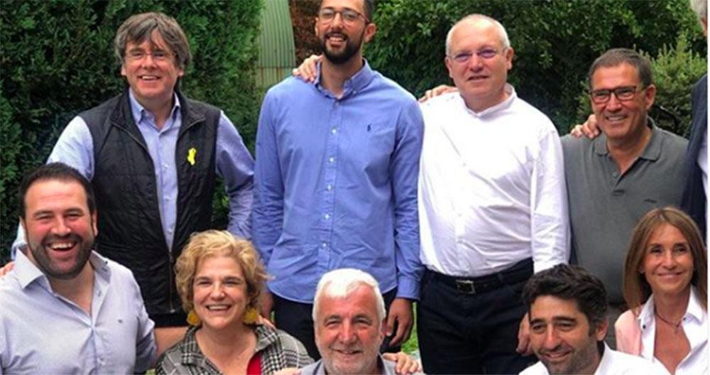 Carles Puigdemont, acompañado de Pilar Rahola, Jordi Puigneró, Jami Matamala, Jaume Alonso-Cuevillas y Lluís Puig, entre otros, en su quedada veraniega en Waterloo / INSTAGRAM