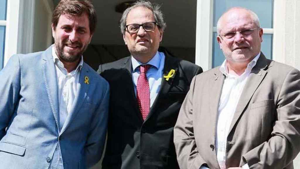 Lluís Puig (d), fugado en Bruselas y responsable de la diplomacia cultural catalana, junto a Quim Torra (c) y Toni Comín (i) / EFE