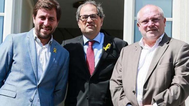 Lluís Puig (d), fugado en Bruselas y responsable de la diplomacia cultural catalana, junto a Quim Torra (c) y Toni Comín (i) / EFE