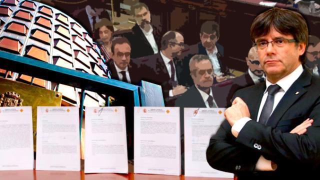 Puigdemont con las cinco notificaciones del Tribunal Constitucional / CG