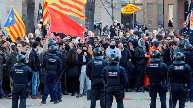 Los Mossos d'Esquadra ante los manifestantes independentistas que intentaban evitar el acto 'Unidos por la Constitución' en Girona / EFE