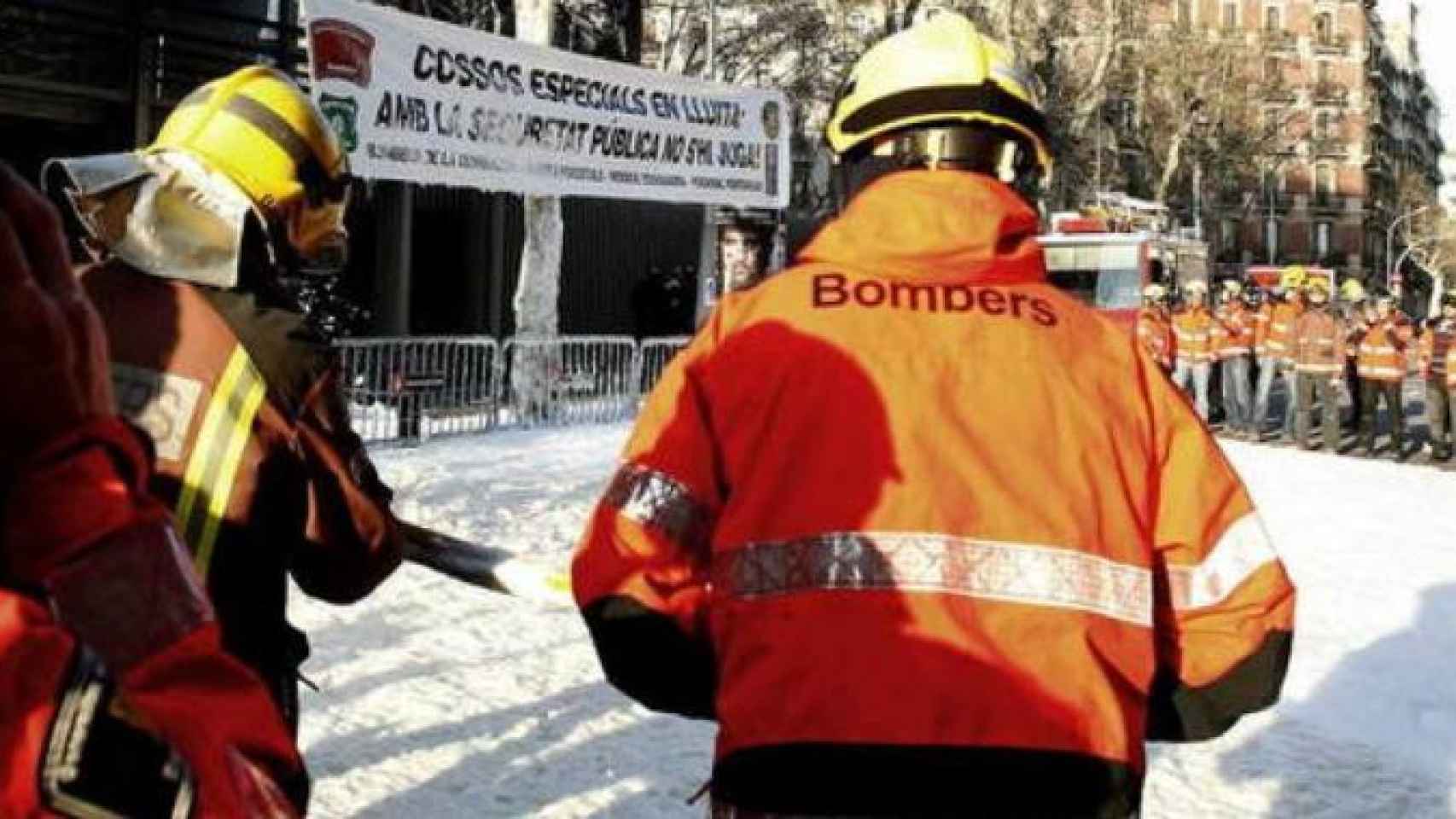 Bomberos de la Generalitat de Cataluña, durante una protesta laboral anterior / EFE