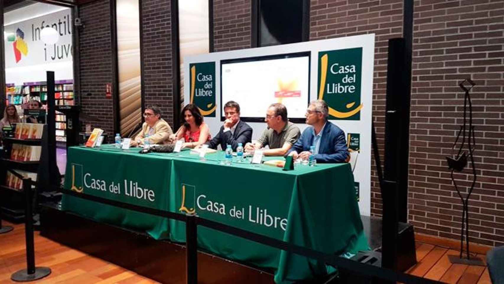 El ex primer ministro francés, Manuel Valls (c), en la presentación del libro 'Anatomía del procés' en Barcelona / CG