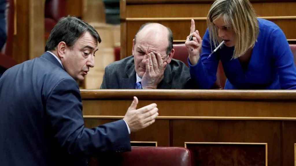 El portavoz del PNV, Aitor Esteban (i), y los diputados, Joseba Andoni Agirretxea e Idoia Sagastizabal durante el debate de los Presupuestos de ayer en el Congreso / EFE