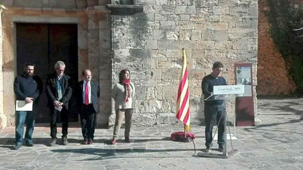 Miquel Iceta (c), líder del PSC, acompaña a Eulàlia Lluch (2d) y a otros dirigentes socialistas de Girona en el 17 aniversario del asesinato de Ernest Lluch en manos de ETA / TWITTER