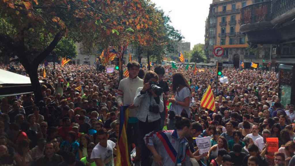 Manifestantes protestas por los registros ante la sede de la 'conselleria' de Empresa en la Rambla de Cataluña de Barcelona / CG