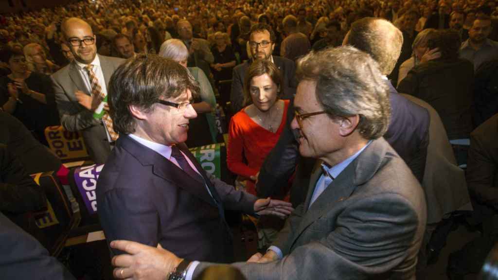 Carles Puigdemont y Artur Mas se saludan el pasado viernes durante el acto central del Pacto Nacional por el Referéndum / EFE