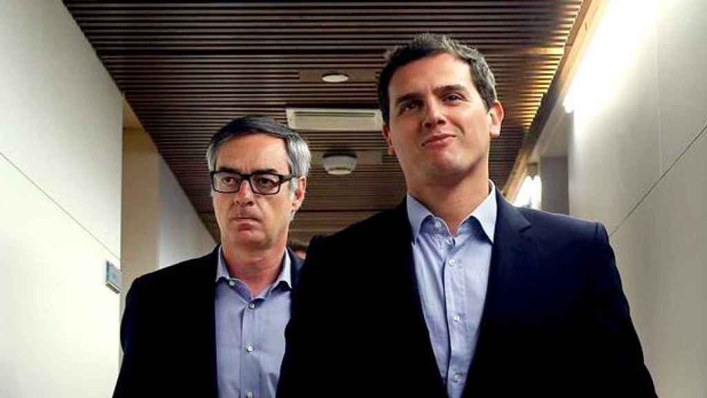 El líder de Ciudadanos, Albert Rivera (d), acompañado por el portavoz del partido en el Congreso, José Manuel Villegas (i), en una imagen de archivo en el Senado / EFE