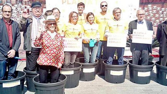 Activistas secesionistas se 'plantan' para que el catalán sea la única lengua común de una Cataluña independiente