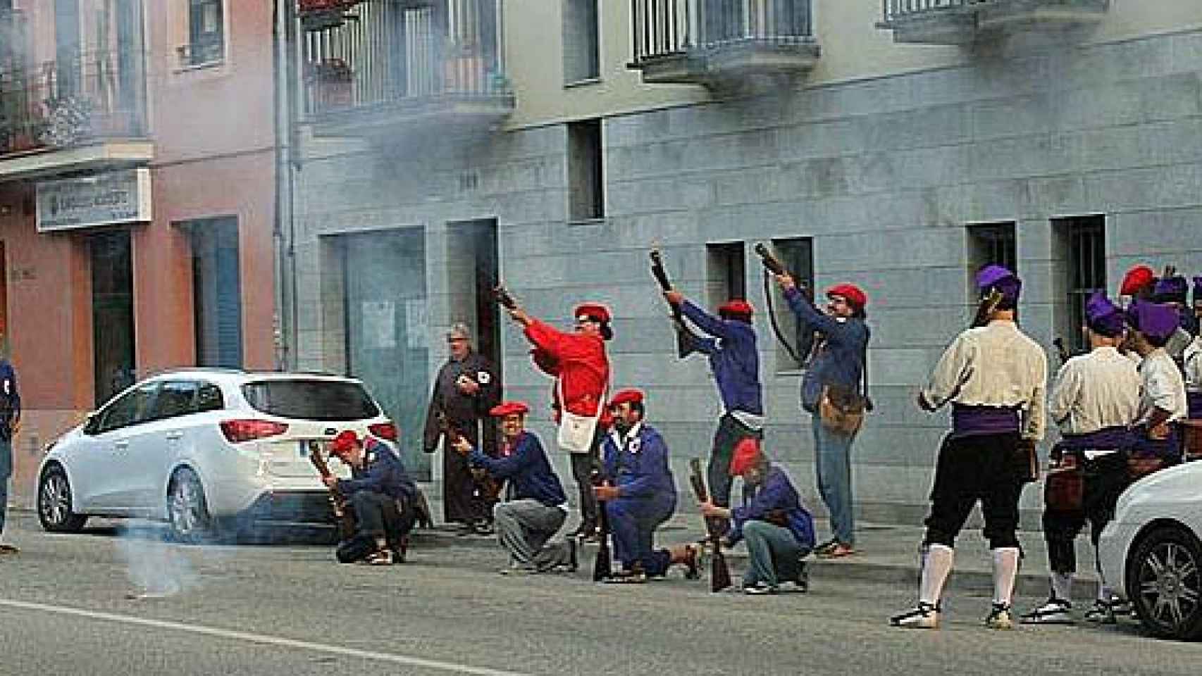 Un 'batallón' de 'trabucaires' dispara sus armas de fogueo contra el domicilio particular del concejal del PP en Cardedeu Jaime Gelada