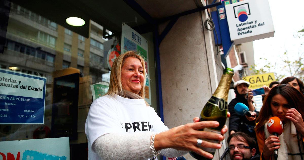 Una lotera de Barcelona celebra con cava la venta del Gordo de Navidad / EFE