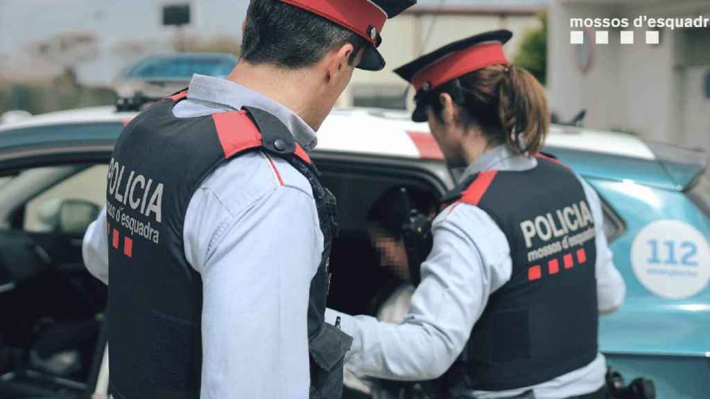 Agentes de los Mossos d'Esquadra con el uniforme antiguo de las unidades de seguridad ciudadana / MOSSOS