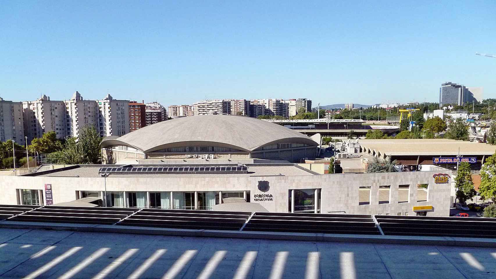 Imagen del Palau Blaugrana del FC Barcelona y, a su lado, el pabellón de hielo anexo que se ha cerrado / JOJAN (CC-BY-3.0)