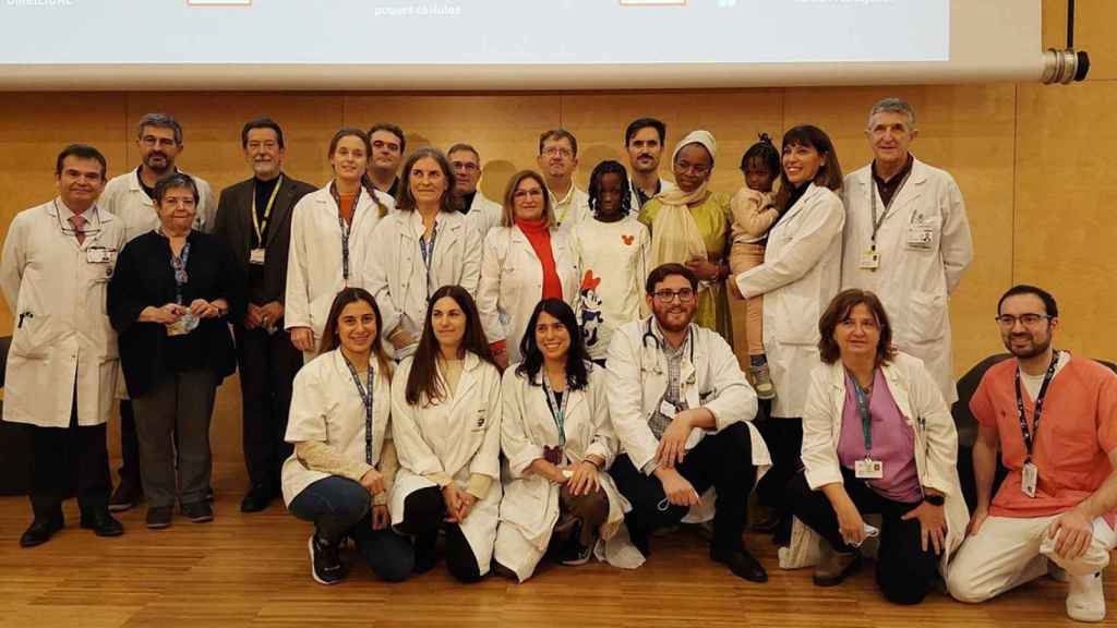 La familia de la paciente y el equipo de médicos que han conseguido curar su drepanocitosis, una enfermedad hereditaria de la sangre, en Barcelona / HOSPITAL DE SANT PAU