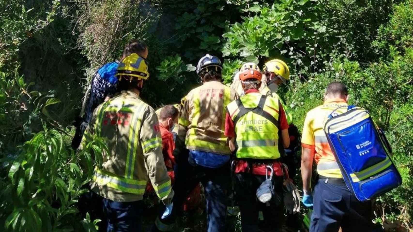 Los Bomberos de la Generalitat rescatan a un escalador tras sufrir un accidente en una montaña / BOMBERS