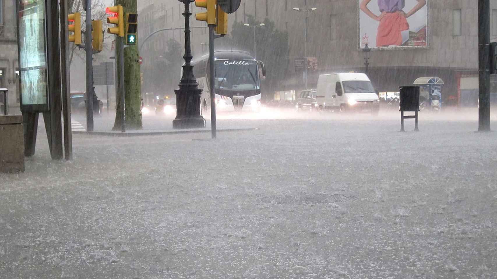 Tormenta en Barcelona, que ha provocado la caída de ramas / EUROPA PRESS