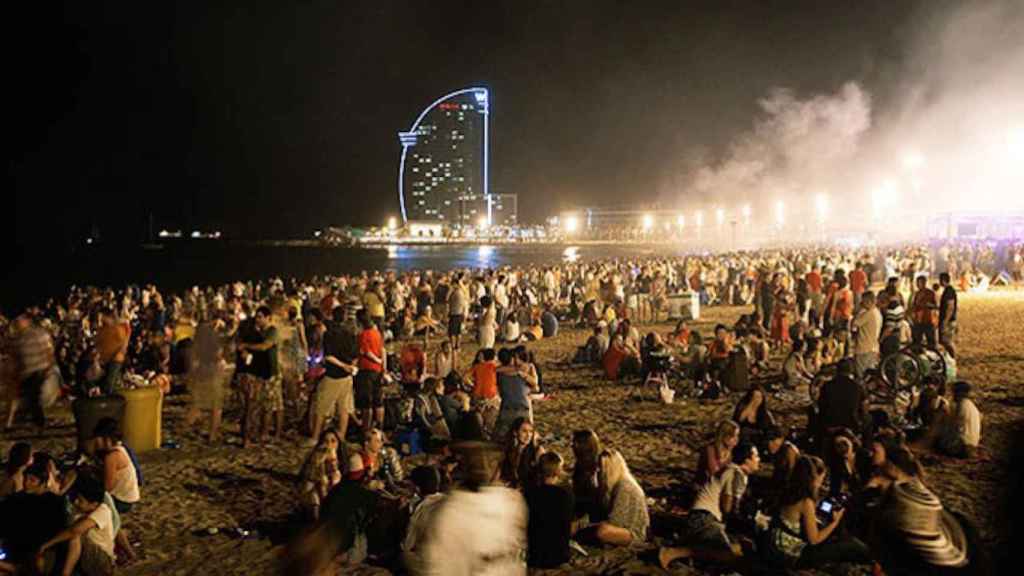 Una foto de archivo de la verbena de San Juan en una playa de la Barceloneta