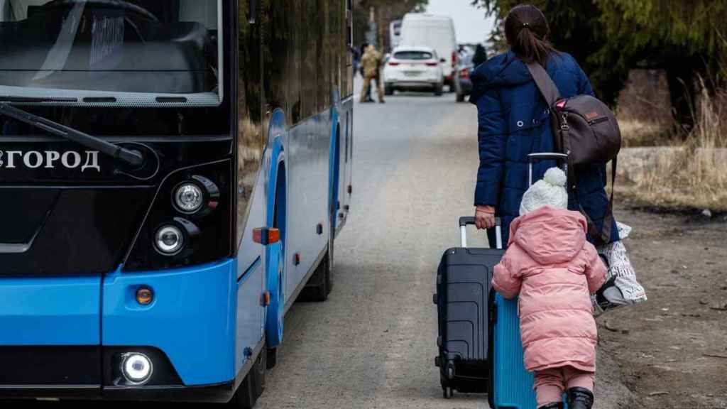 Civiles caminan hacia la frontera entre Eslovaquia y Ucrania , a donde ha llegado la misión policial que llevará 50 toneladas de ayuda humanitaria / EUROPA PRESS