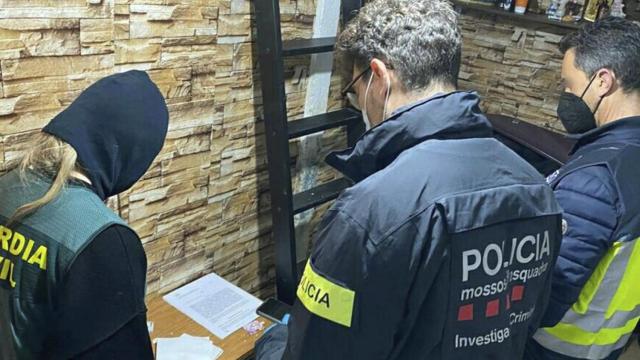 Tres de los agentes que han intervenido en la operación contra la organización dedicada a robos en domicilios de España, de la que han sido detenidos ocho miembros / MOSSOS