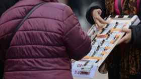 Una mujer compra un décimo a una vendedora ambulante para el Sorteo de La Lotería del Niño / Eduardo Parra (EP)