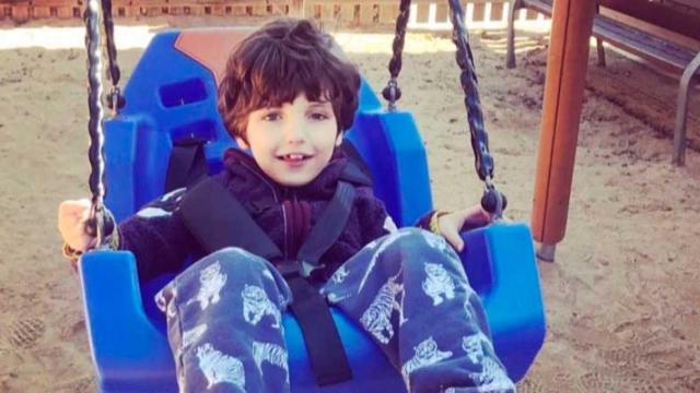 Bruno en una silla-columpio de un parque adaptado / MARIE-PIERRE CAIRE