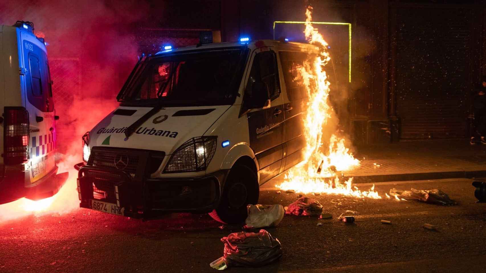 Furgoneta de la Guardia Urbana de Barcelona quemada por unos radicales durante la manifestación contra el encarcelamiento del rapero Pablo Hasél / LORENA SOPENA - EUROPA PRESS