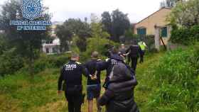 Agentes de policía con los hombres que cultivaban marihuana en Calonge / POLICÍA NACIONAL