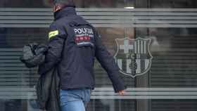 Un agente de los Mossos d'Esquadra durante los registros en las oficinas del FC Barcelona que se han saldado con la detención de Bartomeu