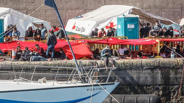 Varios inmmigrantes en el muelle de Arguineguín, en Gran Canaria / EUROPA PRESS