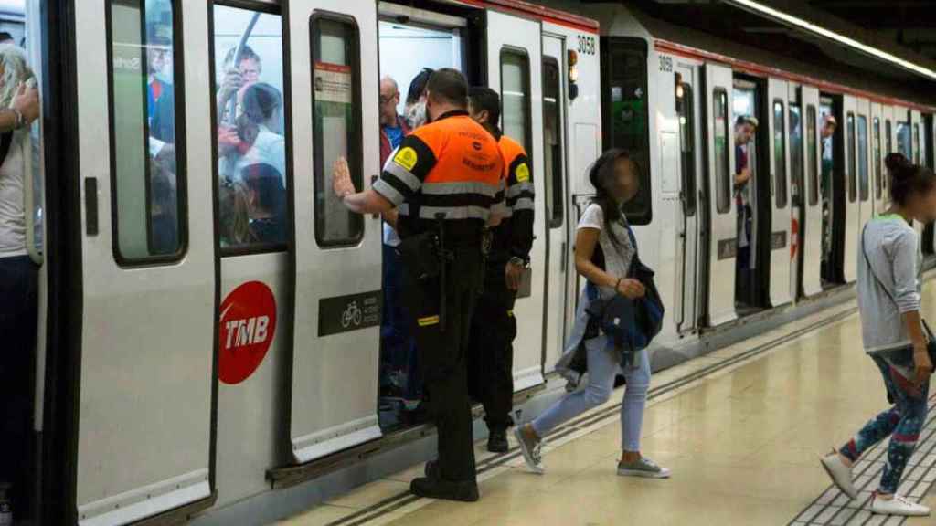 Imagen de dos vigilantes de seguridad en el Metro de Barcelona / CG