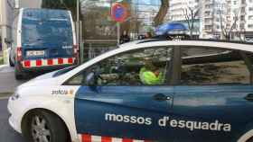 Los Mossos trasladan a varios detenidos a sus dependencias en una imagen de archivo / EFE