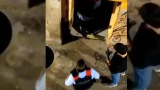 Mossos detienen a dos personas por atracar una tienda y agredir a su dueño en el Raval / HELPERS