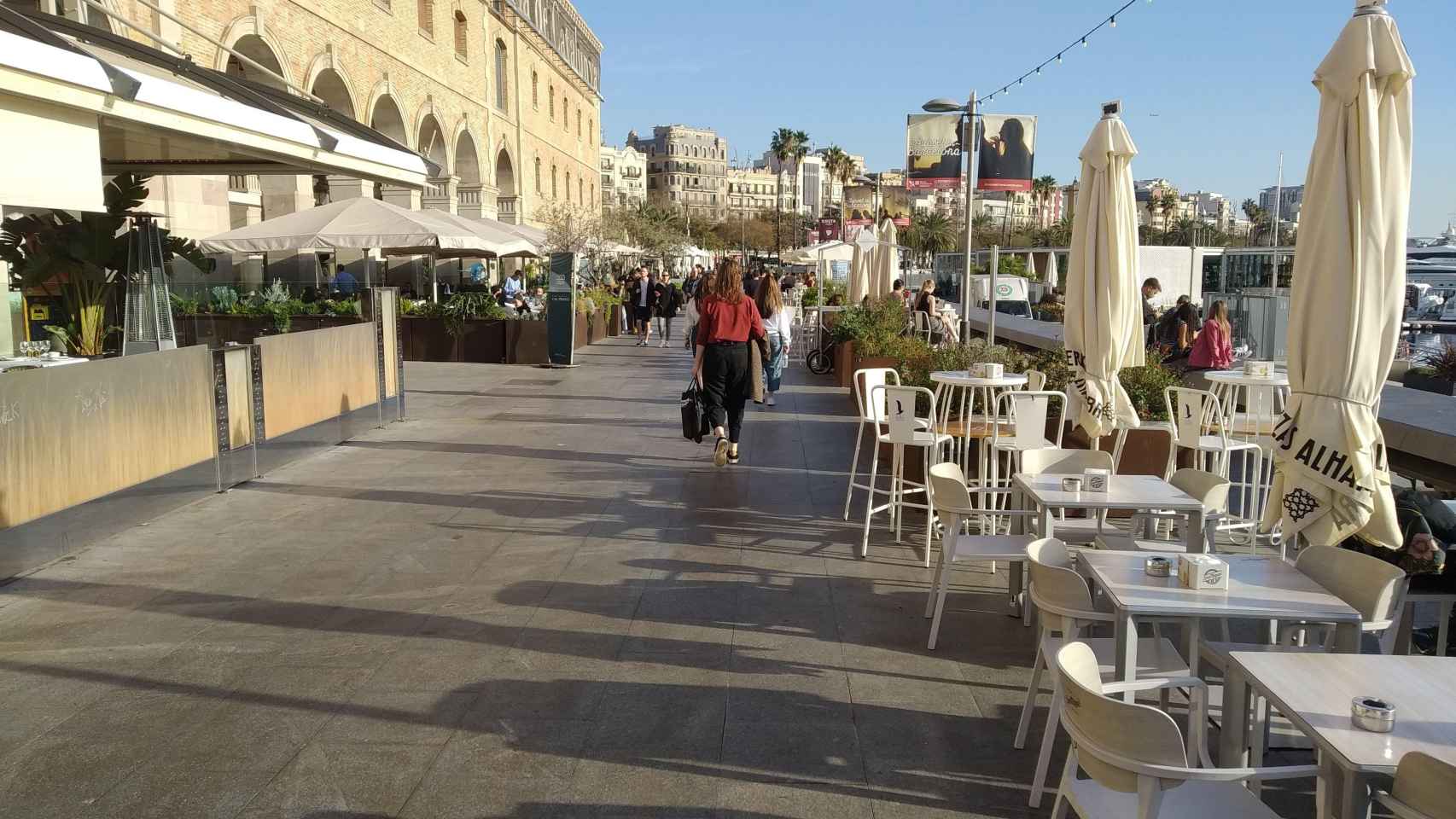 Terrazas de bares y restaurantes del Port Vell de Barcelona / MA