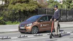 Hombre circulando en patinete, una solución de micromovilidad para las grandes ciudades / SEAT