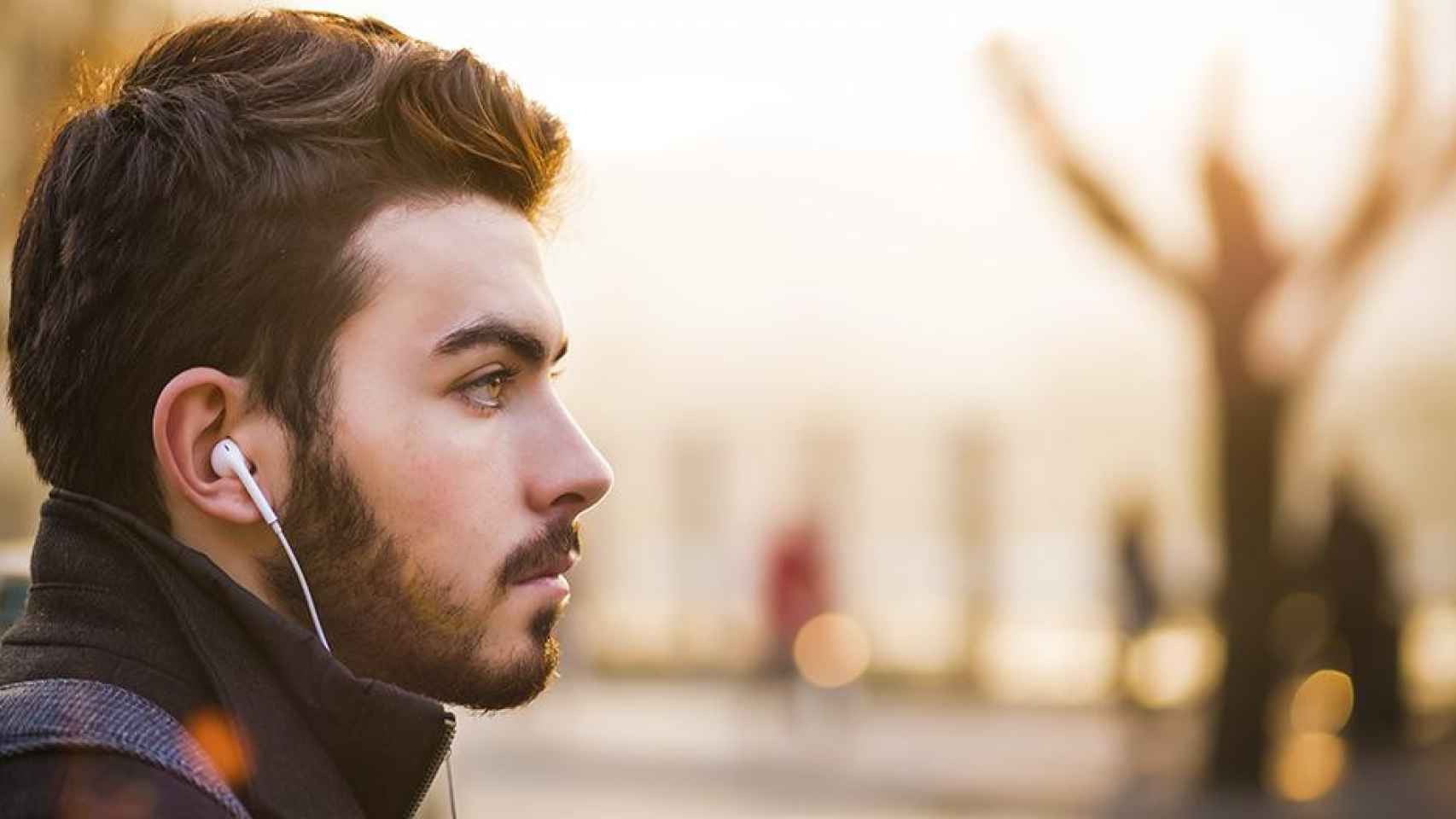 Joven escuchando música con unos auriculares, un hábito que puede derivar en sordera con el paso de los años / UNSPLASH