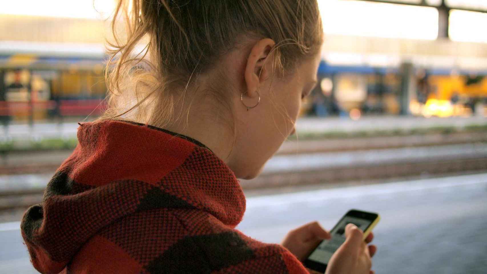 Una mujer utiliza la 'app' de psicología por chat / TWITTER