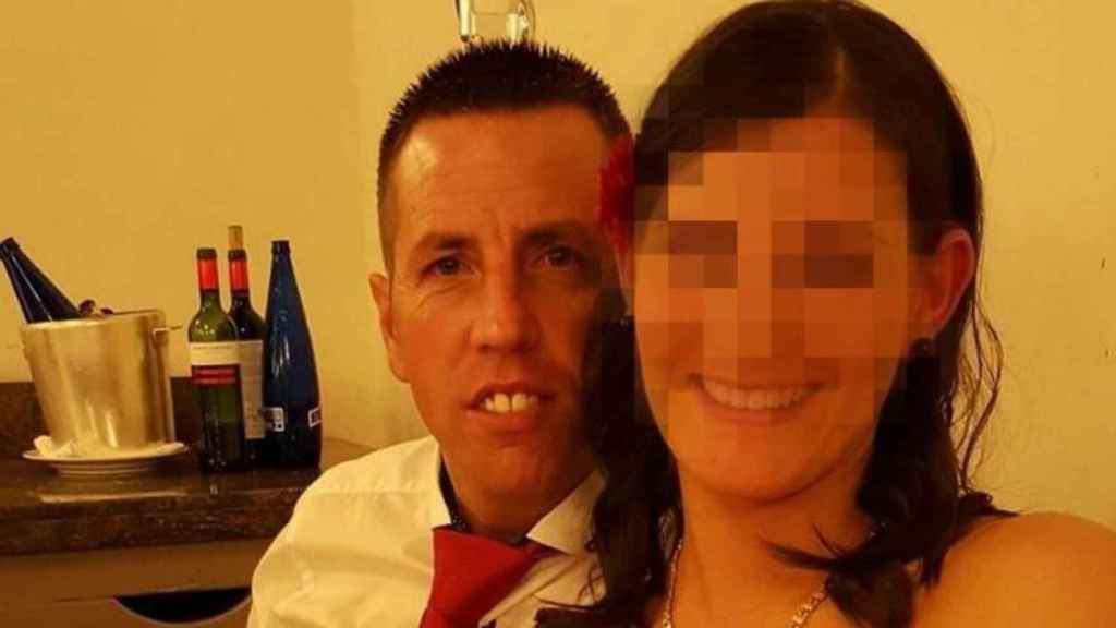 El presunto asesino de Diana Quer, en la imagen junto a su esposa, se acogió a su derecho a no declarar ante el juez